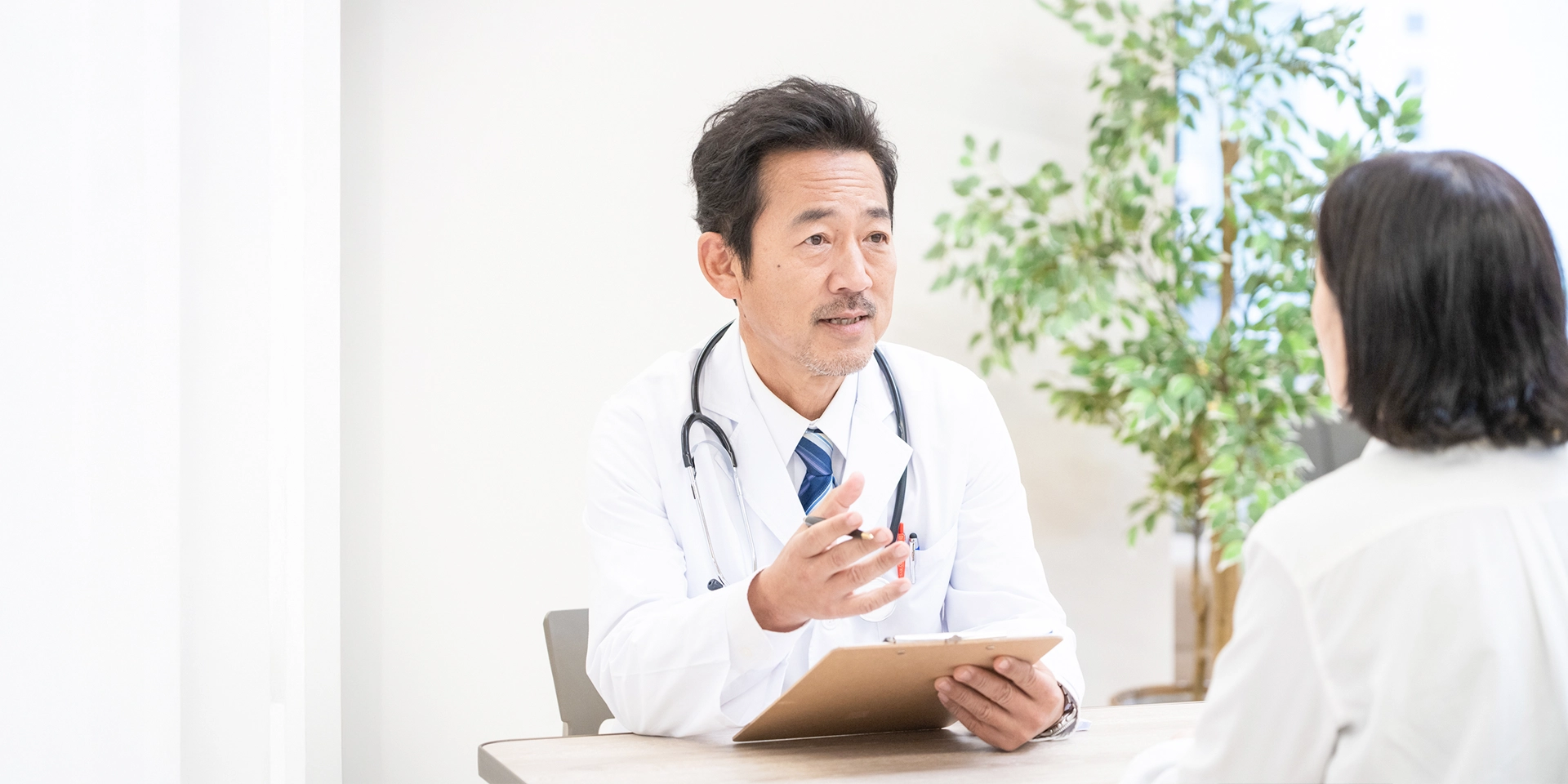 女医が患者様をカウンセリングしている様子